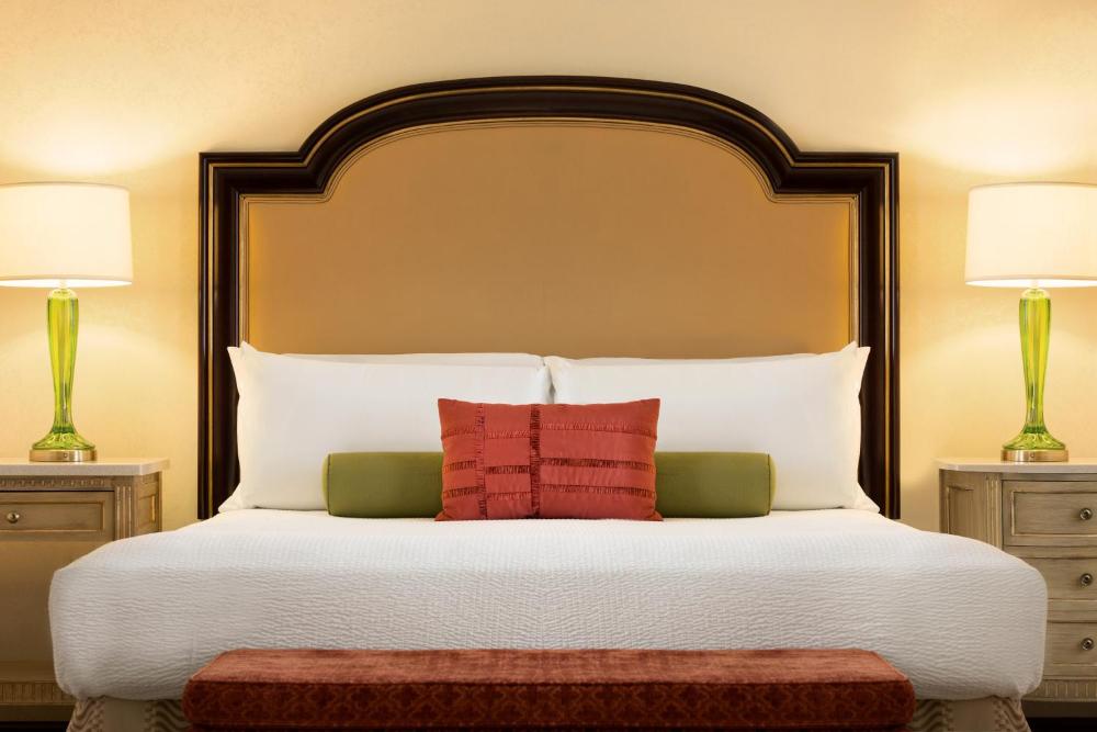 Superior King Room interior
